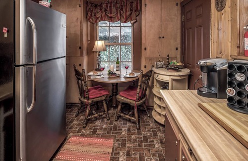 Ruidoso Cabina | 4 Miles: Eclectic 2 Bed/2 Bath Ruidoso Classic