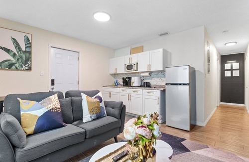 East Tampa Apartamento | 4 miles from Downtown Tampa B
