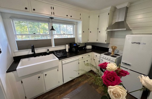 Landon Branch Apartamento | 4 miles from Downtown this charming studio offers a cozy retreat for your stay.