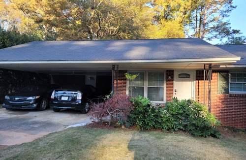 Greater Valley Brook Casa | 4 miles to CDC, VA & EMORY Master bedroom with en suite bath
