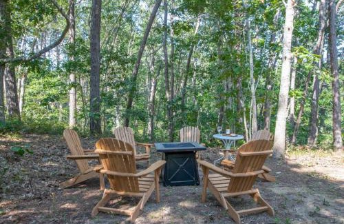 Wellfleet Casa | 4 Mins to Wellfleet Village Screened sunroom