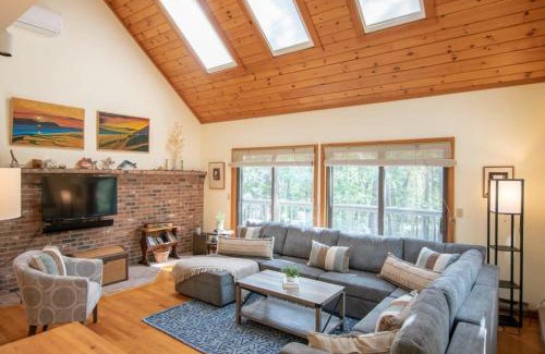 Wellfleet Casa | 4 Mins to Wellfleet Village Screened sunroom