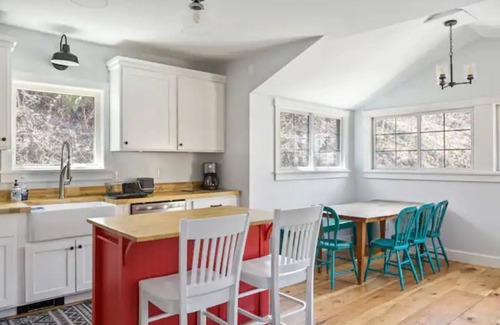 Warren Casa | 4-minutes to Sugarbush, steps to Warren Village!
