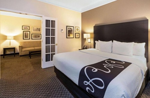 Superstition Springs Casa | 4 N/S King Bed One-Bedroom w/ Pool View at La Quinta Inn & Stes by Wyndham Mesa