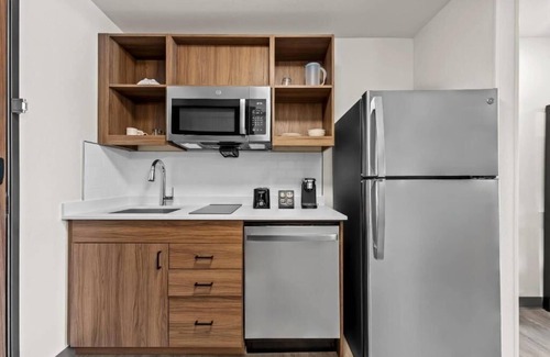 Brownsville Hotel | 4 Peaceful Suites | King Size Bed | Patio with BBQ