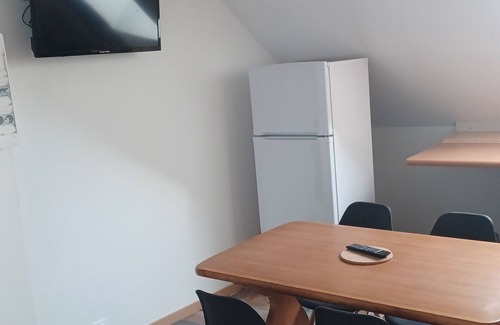 Saint-Pourcain-sur-Sioule Apartamento | 4-person 2-bedroom self-contained air-conditioned city center apartment
