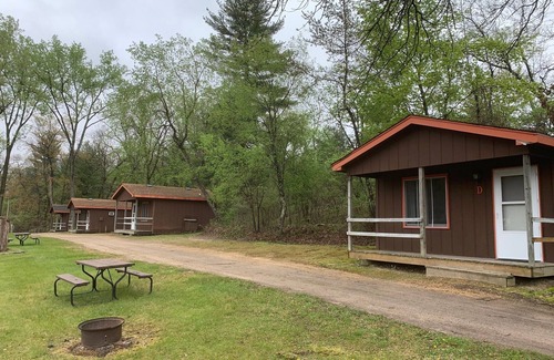 Wisconsin Dells Cabina | Cabaña de alquiler de 4 personas con un dormitorio en el camping