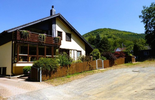Bad Harzburg Apartamento | 4-Personen-Ferienwohnung-im-Wald-mit-Kamin-84-Qudratmeter