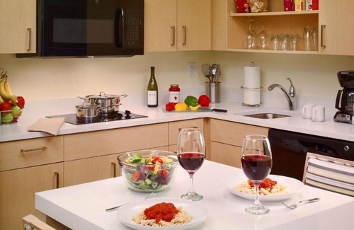 Arrowood Hotel | 4 Pet-Friendly Suites with Kitchen and Free Breakfast Close to Attractions