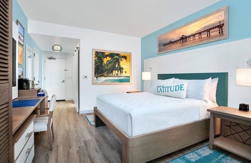 Fort Myers Beach Complejo | 4 Pet-Friendly Rooms with Balcony & Outdoor Pool Near Crescent Beach Park