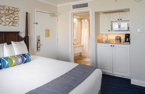 St. Pete Beach Hotel | 4 Rooms With Balcony, Ideal for Water Enthusiasts, 5 Swimming Pools, Parking!