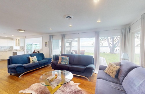 Virginia Cabaña | 4 Seasons Lake Front Cottage with direct access to Lake Simcoe. 50 mins to T.O.