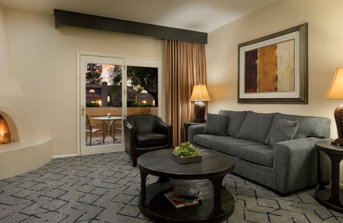 South Scottsdale Complejo | 4 Serene Units in 40-Acre Property, Perfect for Special Events! On-Site Dining