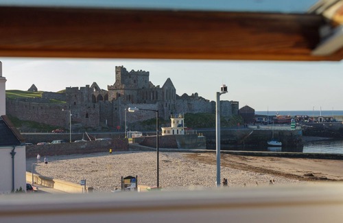 Peel Cabaña | 4 Shore Road - a holiday cottage that sleeps 6 guests in 4 bedrooms