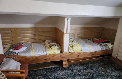 Beeston Casa | 4 single beds shared bathroom