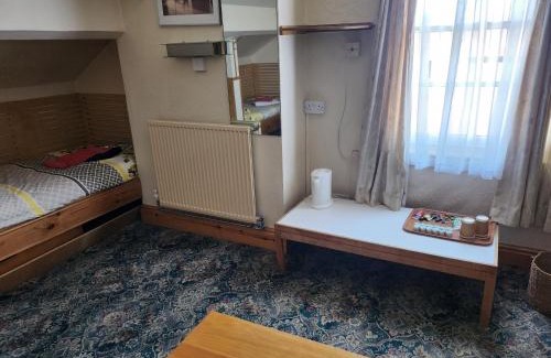Beeston Casa | 4 single beds shared bathroom