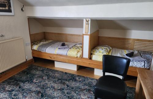 Beeston Casa | 4 single beds shared bathroom