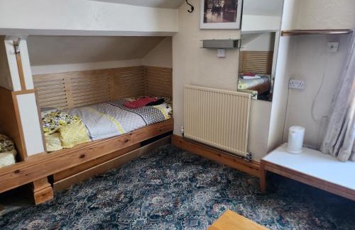 Beeston Casa | 4 single beds shared bathroom