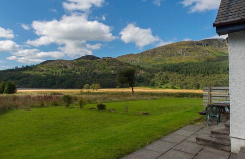 Crianlarich Cabaña | Cabaña escocesa de 4 estrellas, 4 dormitorios y 3 baños con impresionantes vistas al lago y a la montaña