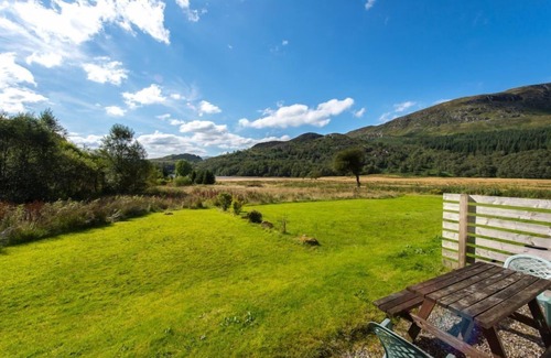 Crianlarich Cabaña | Cabaña escocesa de 4 estrellas, 4 dormitorios y 3 baños con impresionantes vistas al lago y a la montaña
