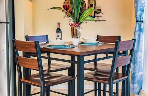 Poinsettia Heights Apartamento | Soleado, recién amueblado 1BR apto