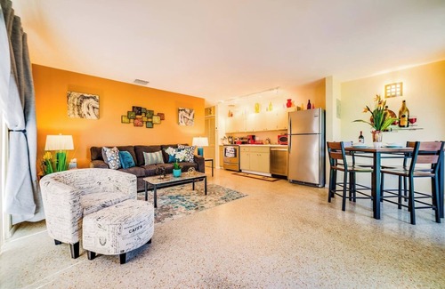 Poinsettia Heights Apartamento | Soleado, recién amueblado 1BR apto