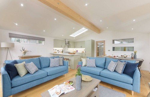 Looe Cabaña | 4 VALLEY VIEW, character holiday cottage, with hot tub in Lanreath