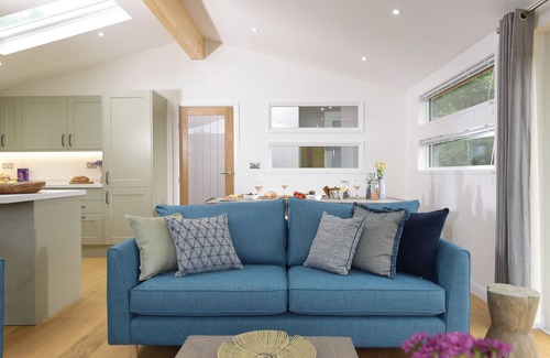 Looe Cabaña | 4 VALLEY VIEW, character holiday cottage, with hot tub in Lanreath