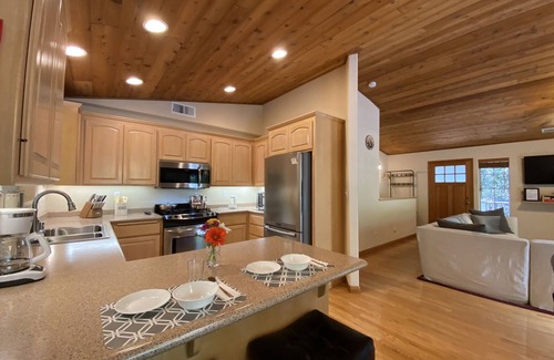 Croft Cabina | Secluded, forest views, private hot tub, pet friendly, rivers, lakes, wineries