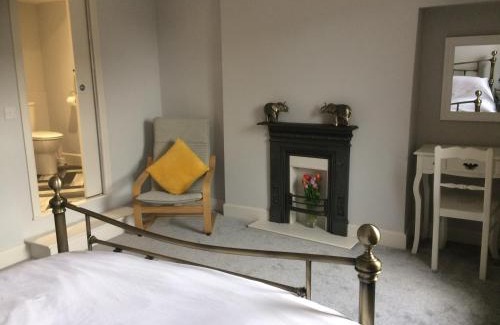 Barnard Castle Casa | 40 Newgate Barnard Castle -Central Location - Court Yard - Dog Friendly - Sleeps 7 - Wood Burner - Complimentary Logs & Wine - Smart TV