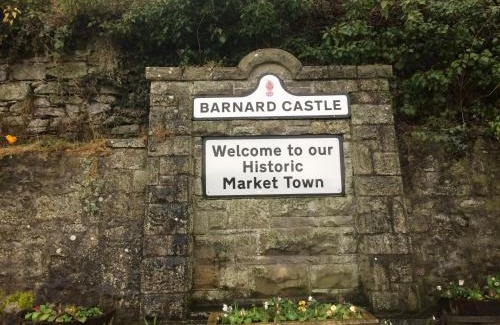 Barnard Castle Casa | 40 Newgate Barnard Castle -Central Location - Court Yard - Dog Friendly - Sleeps 7 - Wood Burner - Complimentary Logs & Wine - Smart TV