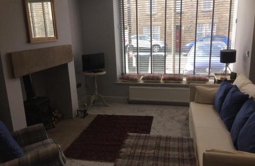 Barnard Castle Casa | 40 Newgate Barnard Castle -Central Location - Court Yard - Dog Friendly - Sleeps 7 - Wood Burner - Complimentary Logs & Wine - Smart TV
