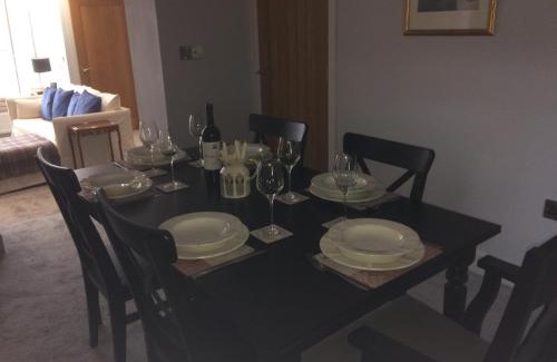 Barnard Castle Casa | 40 Newgate Barnard Castle -Central Location - Court Yard - Dog Friendly - Sleeps 7 - Wood Burner - Complimentary Logs & Wine - Smart TV