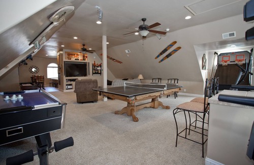 Lake Arrowhead Casa | ¡Fechas reducidas en agosto! Casa de 4000sf ~ rm de juego de 1000sf ~ Kayak ~ chimenea exterior ~ Postes