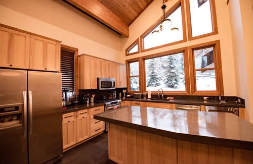 Golden Chalet De Esquí | 4000 sqft chalet on ski hills and mountain bike trails, hot tub, 10 adults/4kids