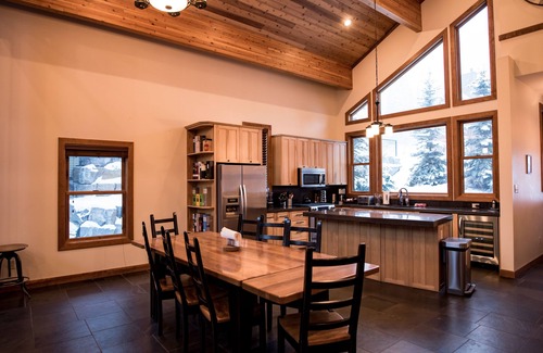 Golden Chalet De Esquí | 4000 sqft chalet on ski hills and mountain bike trails, hot tub, 10 adults/4kids
