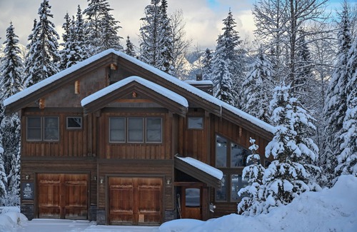Golden Chalet De Esquí | 4000 sqft chalet on ski hills and mountain bike trails, hot tub, 10 adults/4kids