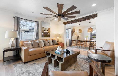 Warr Acres Casa | 4000 Sqft Lakefront Retreat Private Hot Tub #nh