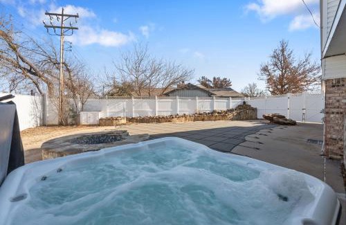 Warr Acres Casa | 4000 Sqft Lakefront Retreat Private Hot Tub #nh