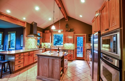 Truckee Cabina | Cabina Premium de 4000 pies cuadrados con capacidad para 12
