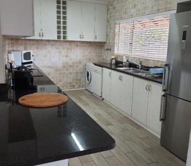 Ballito Apartamento | 402 Kenwyn-on-Sea with Backup Power