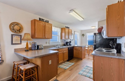 Kitty Hawk Cabaña | 4020 Gardners Hut * Oceanfront * Walk to Dining