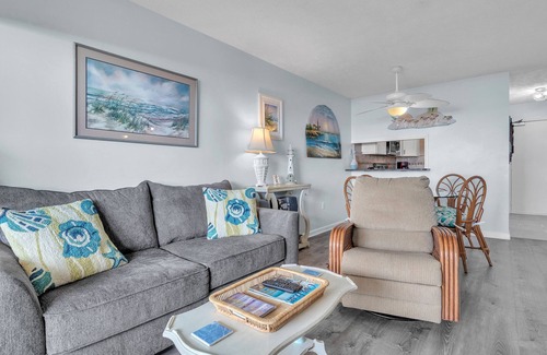 Caswell Beach Condominio | 405 Dolphin Crossing: Private Balcony, Oceanfront Pool