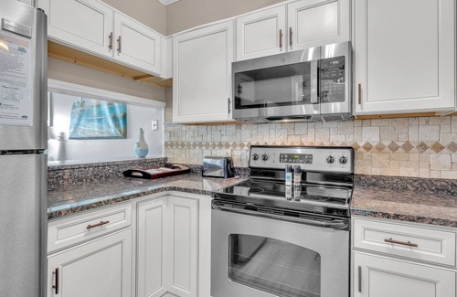 Caswell Beach Condominio | 405 Dolphin Crossing: Private Balcony, Oceanfront Pool