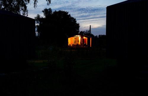 Bleckede Casa | 408-Kleinis Tiny House mit Kamin bis 4 Pers
