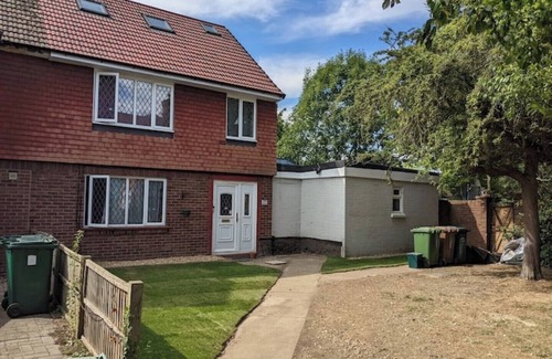Ashford Casa | 40m2 Bedroom + Ensuite 15-min From LHR + 10 min From Thorpe Park