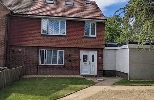 Ashford Casa | 40m2 Bedroom + Ensuite 15-min From LHR + 10 min From Thorpe Park