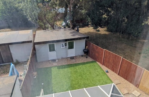 Ashford Casa | 40m2 Bedroom + Ensuite 15-min From LHR + 10 min From Thorpe Park