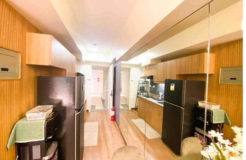 Kapitolyo Apartamento | 40SQM 1BR Staycation near BGC Wi-fi + FREE Parking