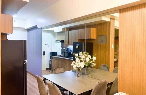 Kapitolyo Apartamento | 40SQM 1BR Staycation near BGC Wi-fi + FREE Parking